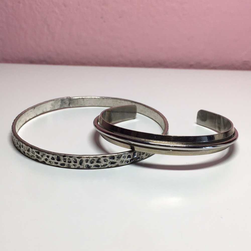 2 Bracelets